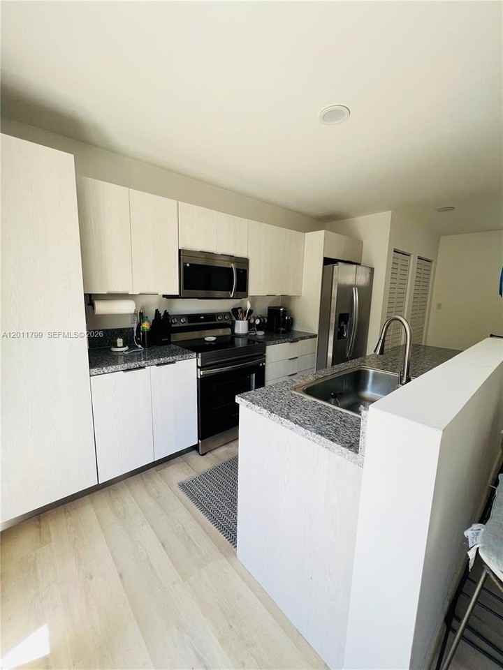 958 Nw 10th St #4 - Photo 5 of 13
