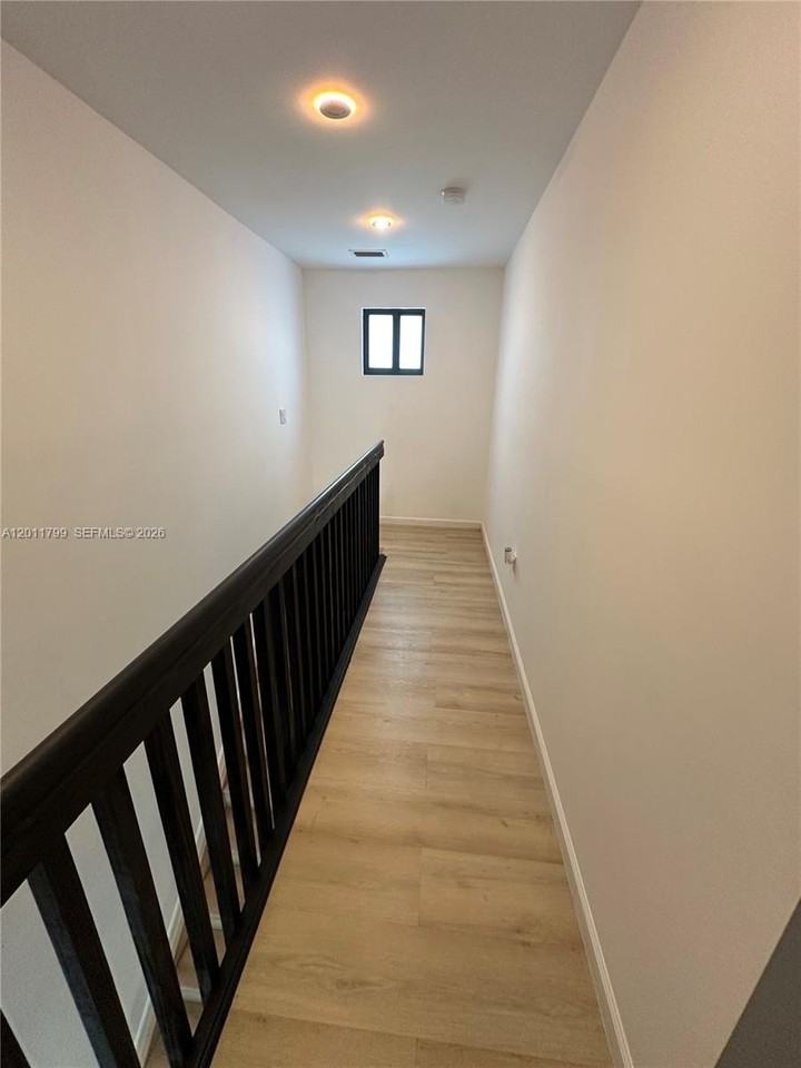 958 Nw 10th St #4 - Photo 6 of 13