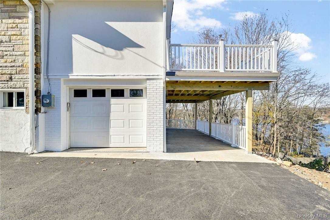 225 Hilltop St - Photo 6 of 32