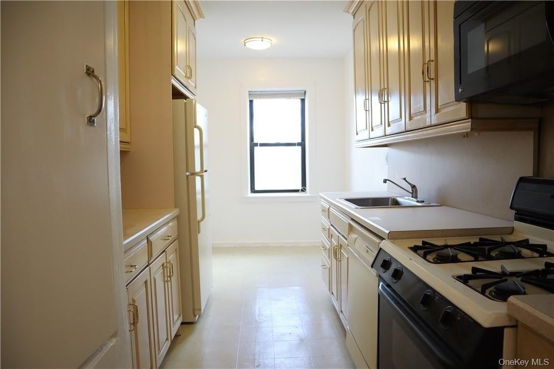 42 Barker Ave #4C - Photo 5 of 11