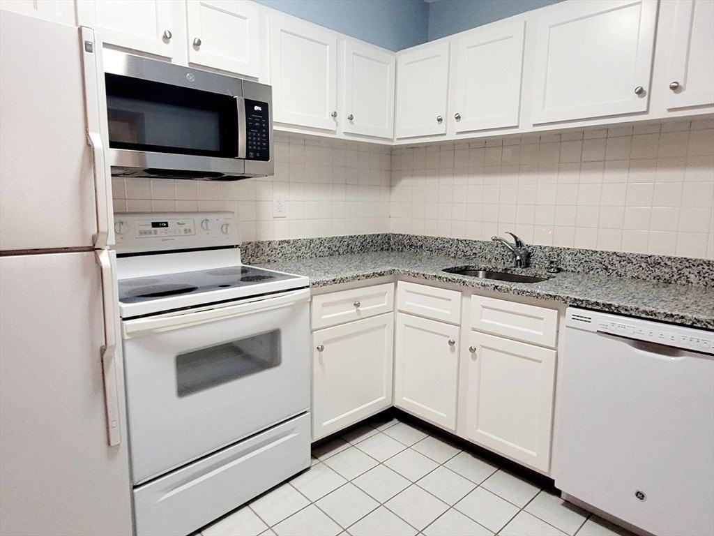 49 Windsor Dr #201 - Photo 2 of 21