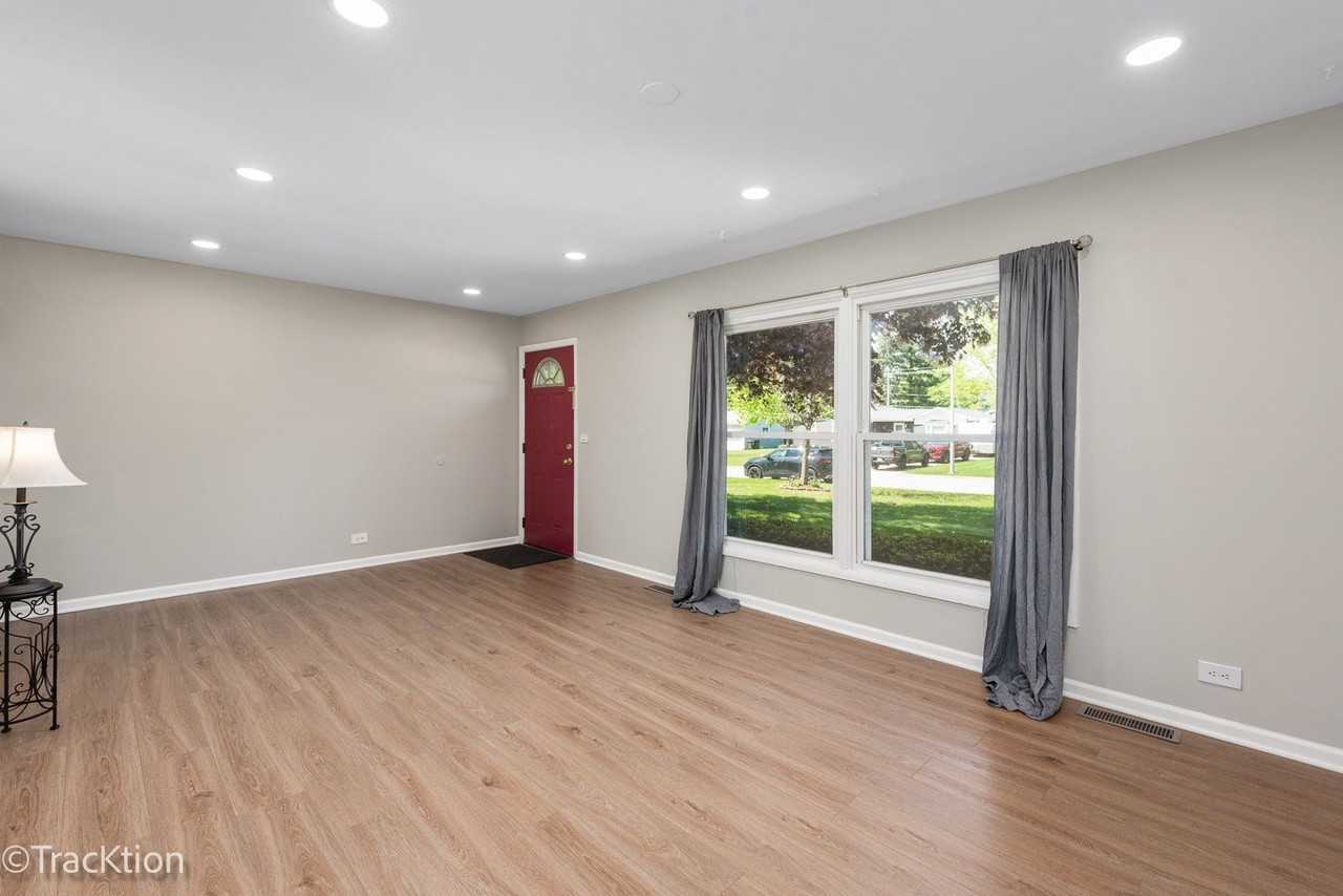 146 Mohawk Dr - Photo 2 of 16