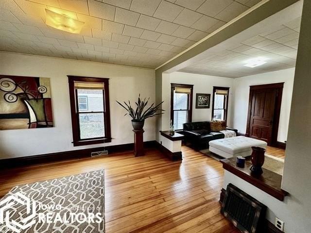 1402 Elm St - Photo 6 of 29