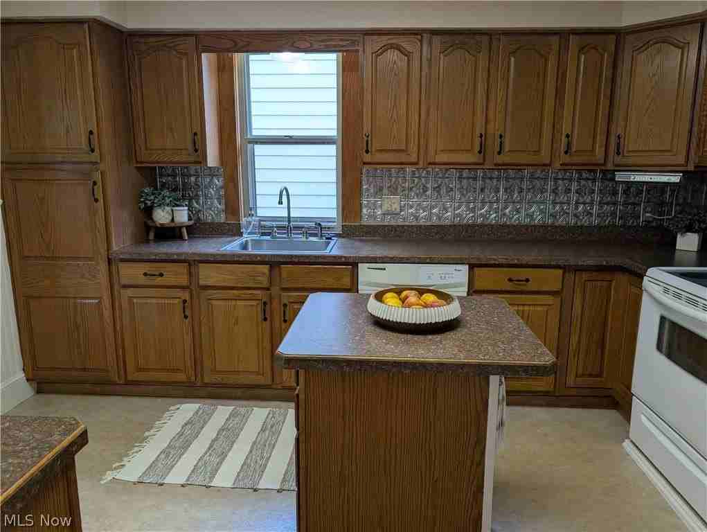 486 Needham Ave - Photo 7 of 42