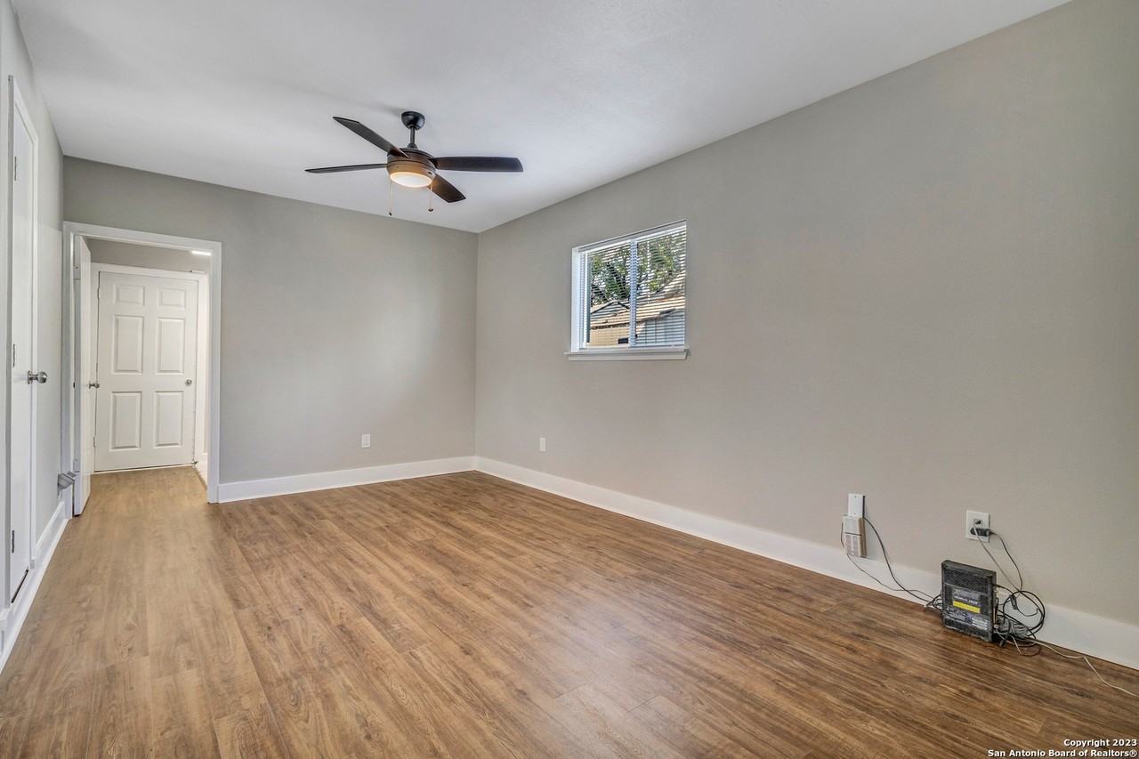 8815 Oakbrook St - Photo 2 of 32