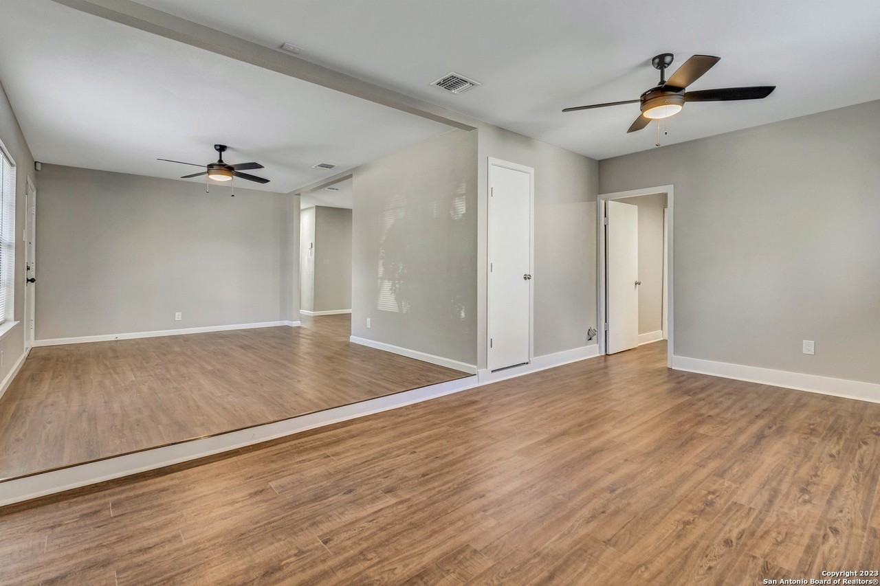 8815 Oakbrook St - Photo 3 of 32