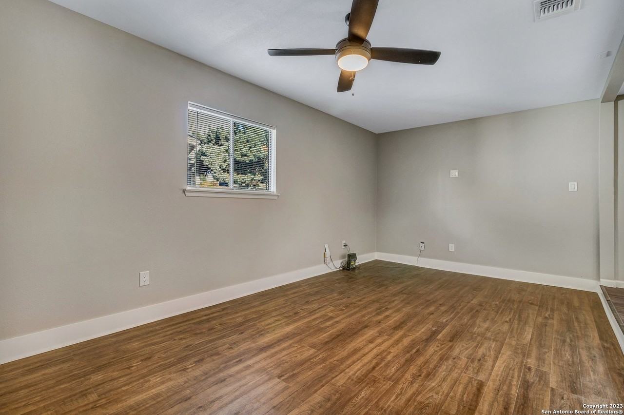 8815 Oakbrook St - Photo 4 of 32