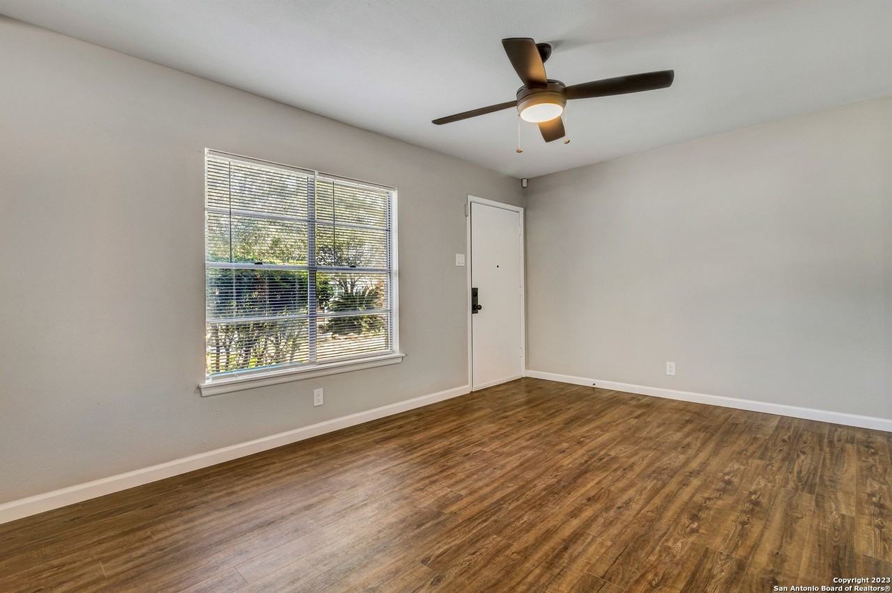 8815 Oakbrook St - Photo 5 of 32