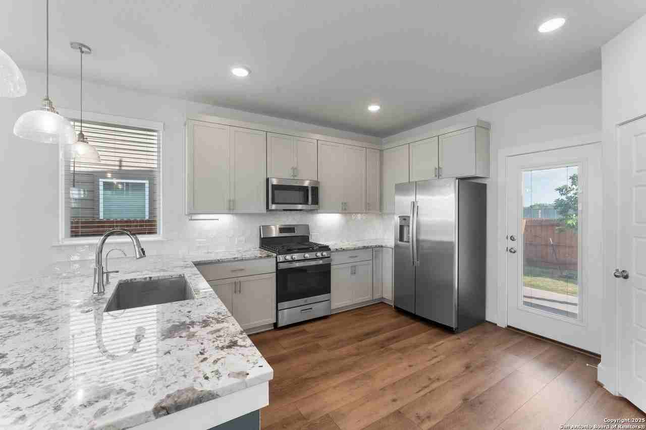 9607 Stillwater Pass - Photo 5 of 36