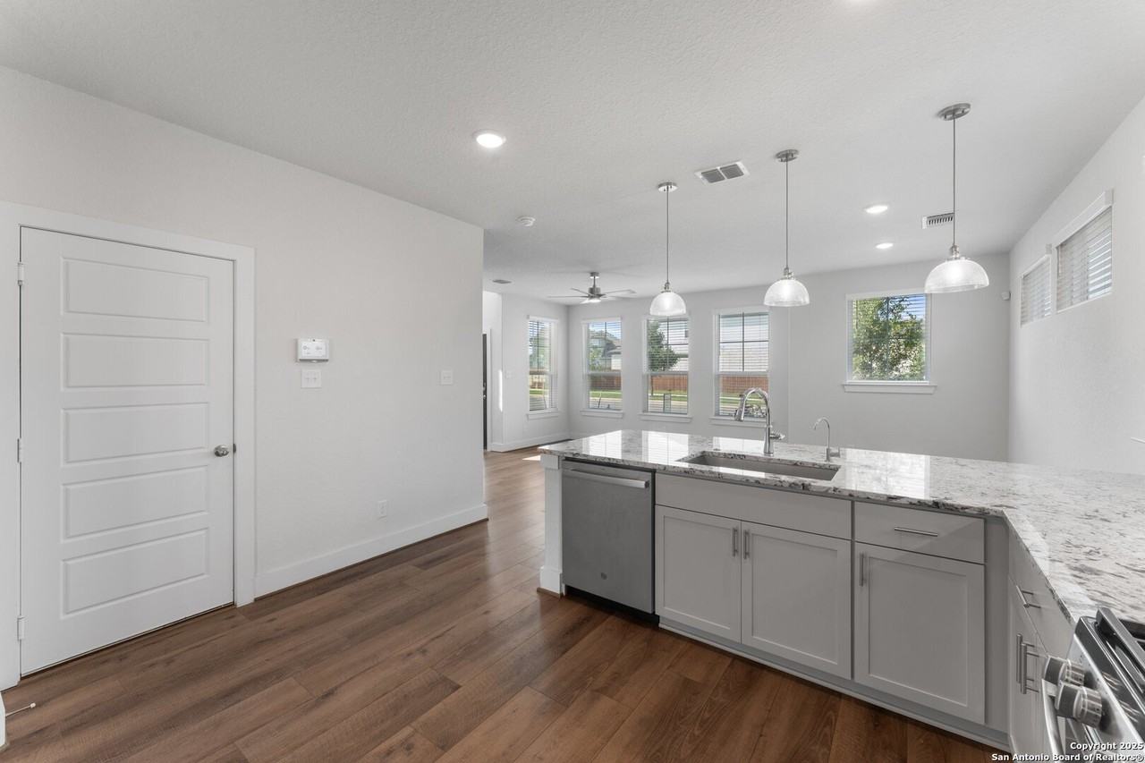 9607 Stillwater Pass - Photo 6 of 36