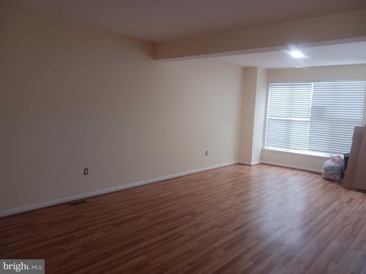 205 Hillside Ct - Photo 3 of 21
