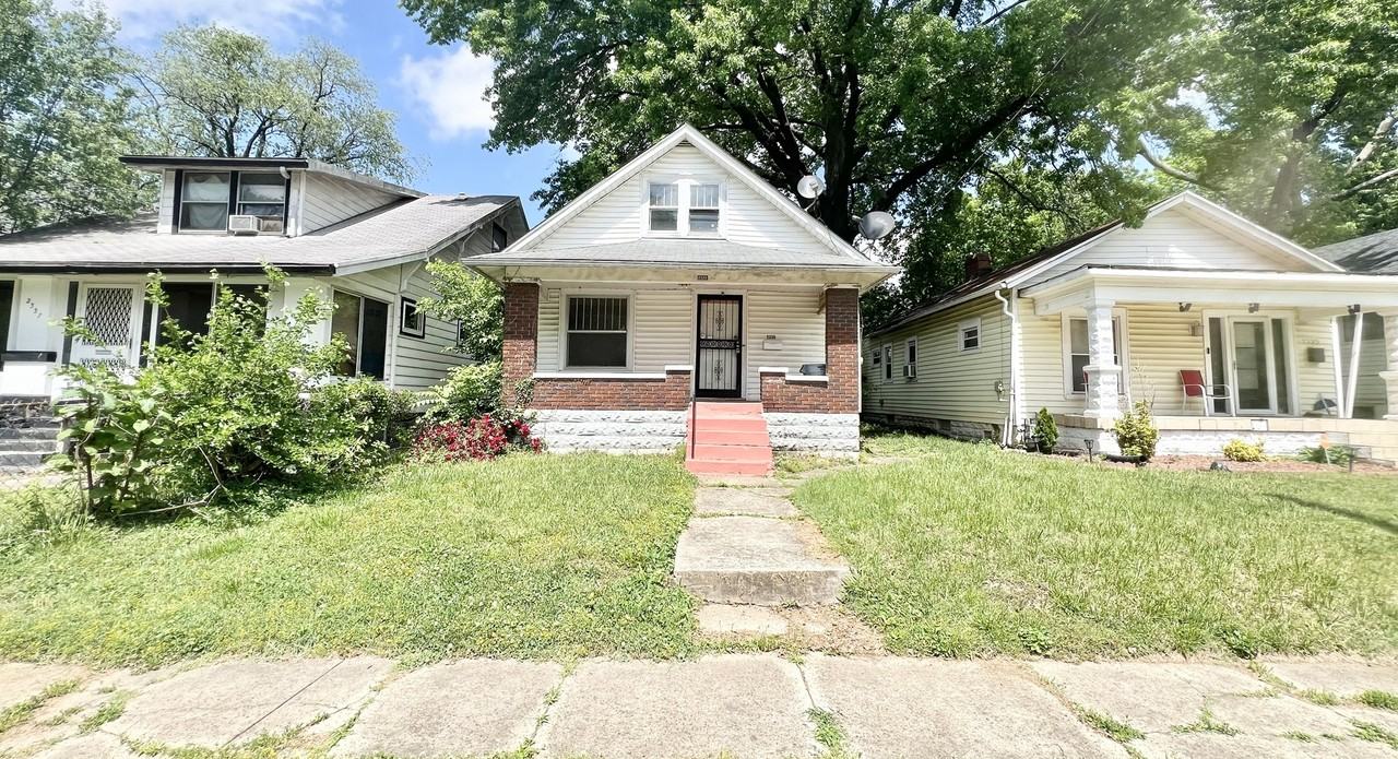 2335 W Lee St #1 - Photo 2 of 11