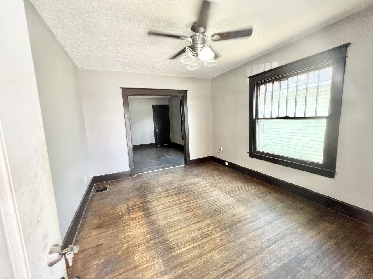 2335 W Lee St #1 - Photo 3 of 11