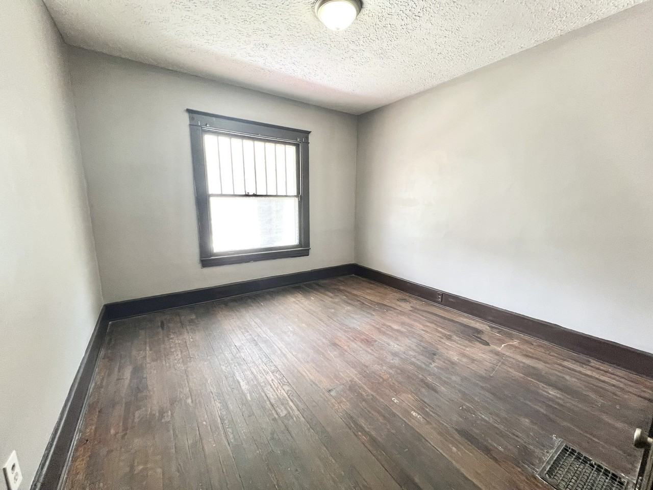 2335 W Lee St #1 - Photo 4 of 11
