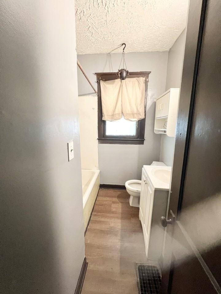 2335 W Lee St #1 - Photo 6 of 11