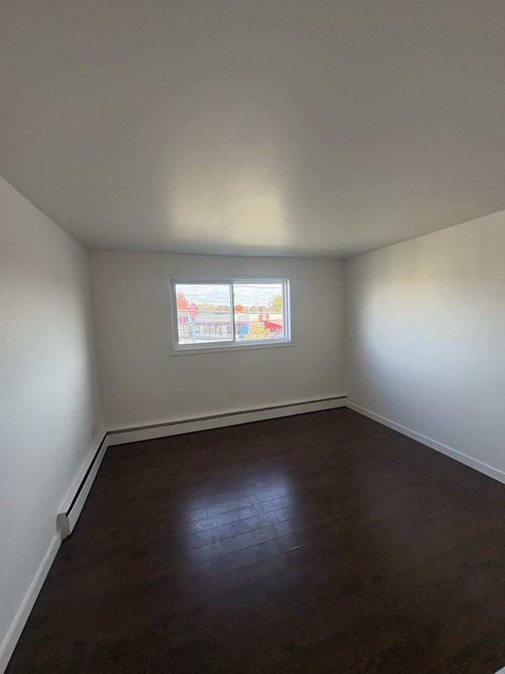 718 Rue Principale - Photo 3 of 8