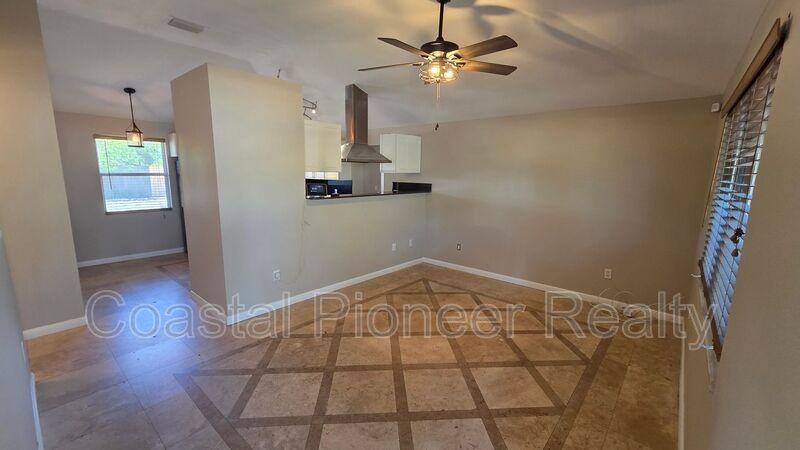 541 Roanoke St - Photo 3 of 21