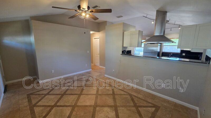 541 Roanoke St - Photo 4 of 21