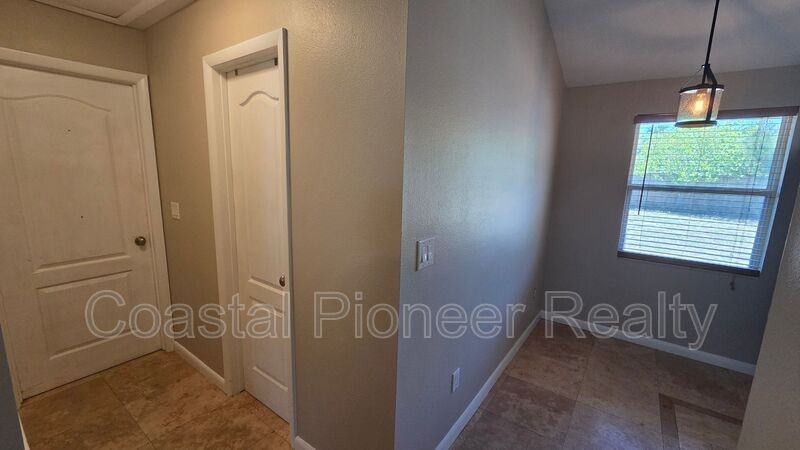 541 Roanoke St - Photo 5 of 21