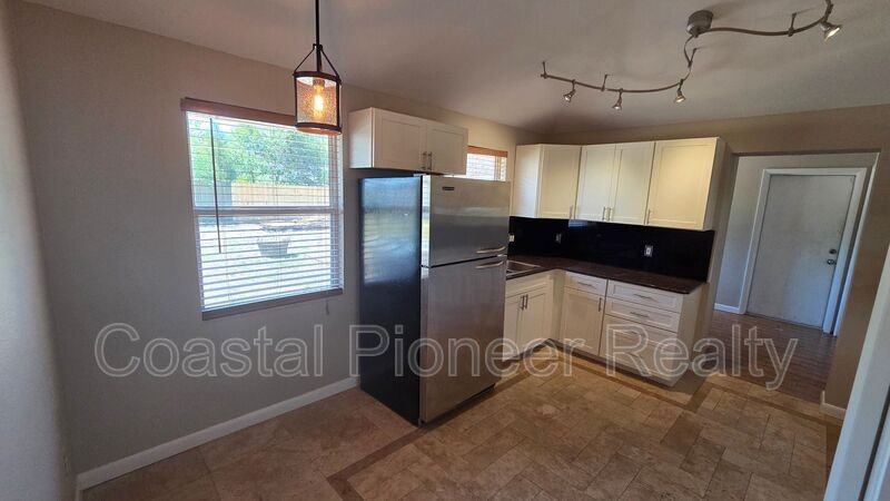 541 Roanoke St - Photo 7 of 21