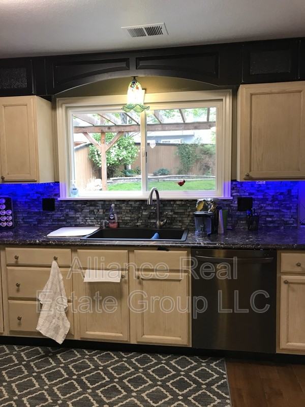 9677 Whitecliff Pl - Photo 4 of 12
