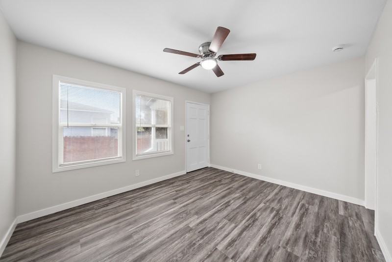 1918 Skyline Dr - Photo 3 of 11