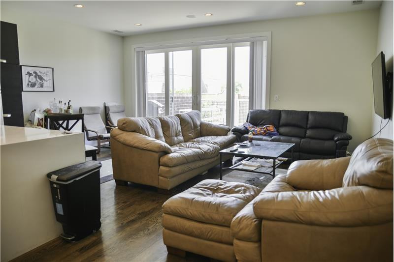 2127 W Division St #2F - Photo 3 of 18