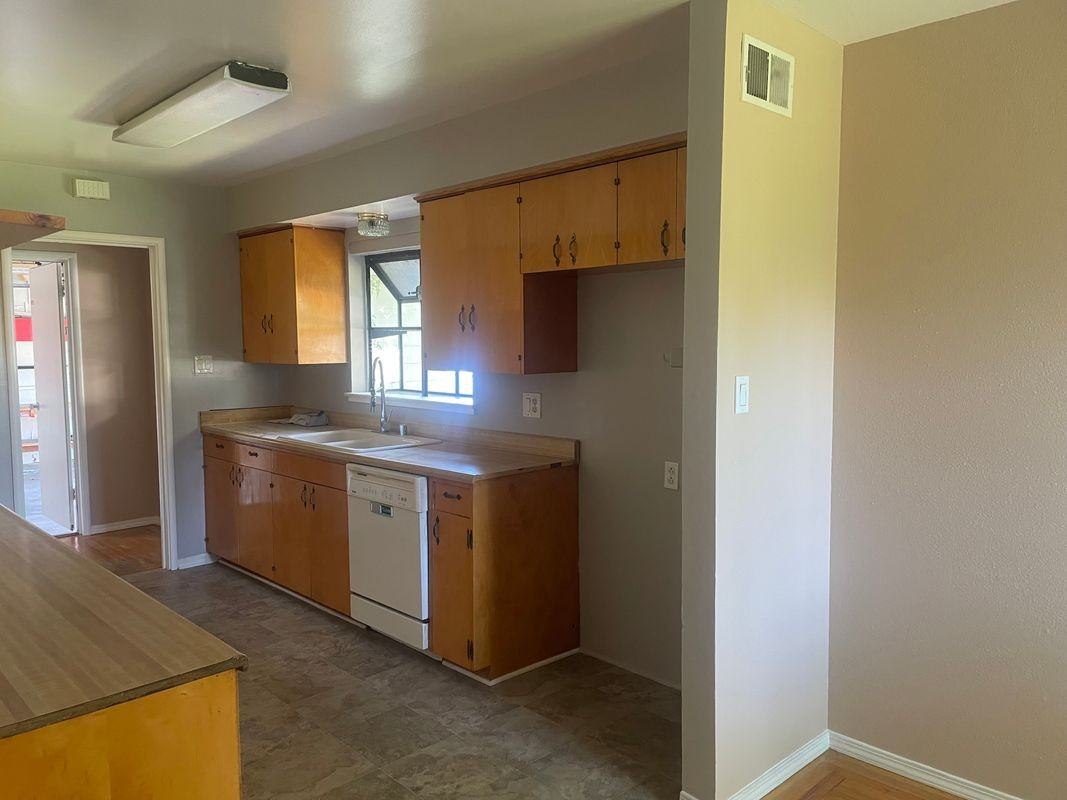 561 Cottonwood St - Photo 7 of 9