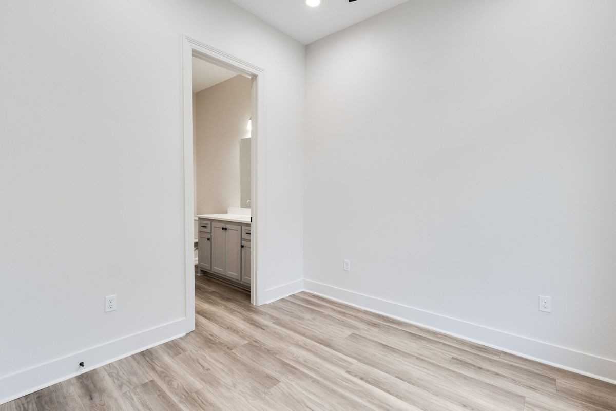 122 S Jefferson St - Photo 4 of 12