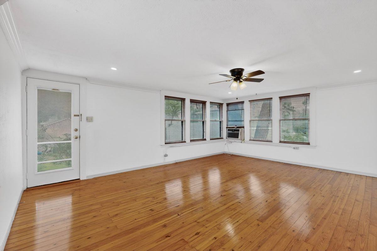 526 W Lynwood Ave - Photo 2 of 26