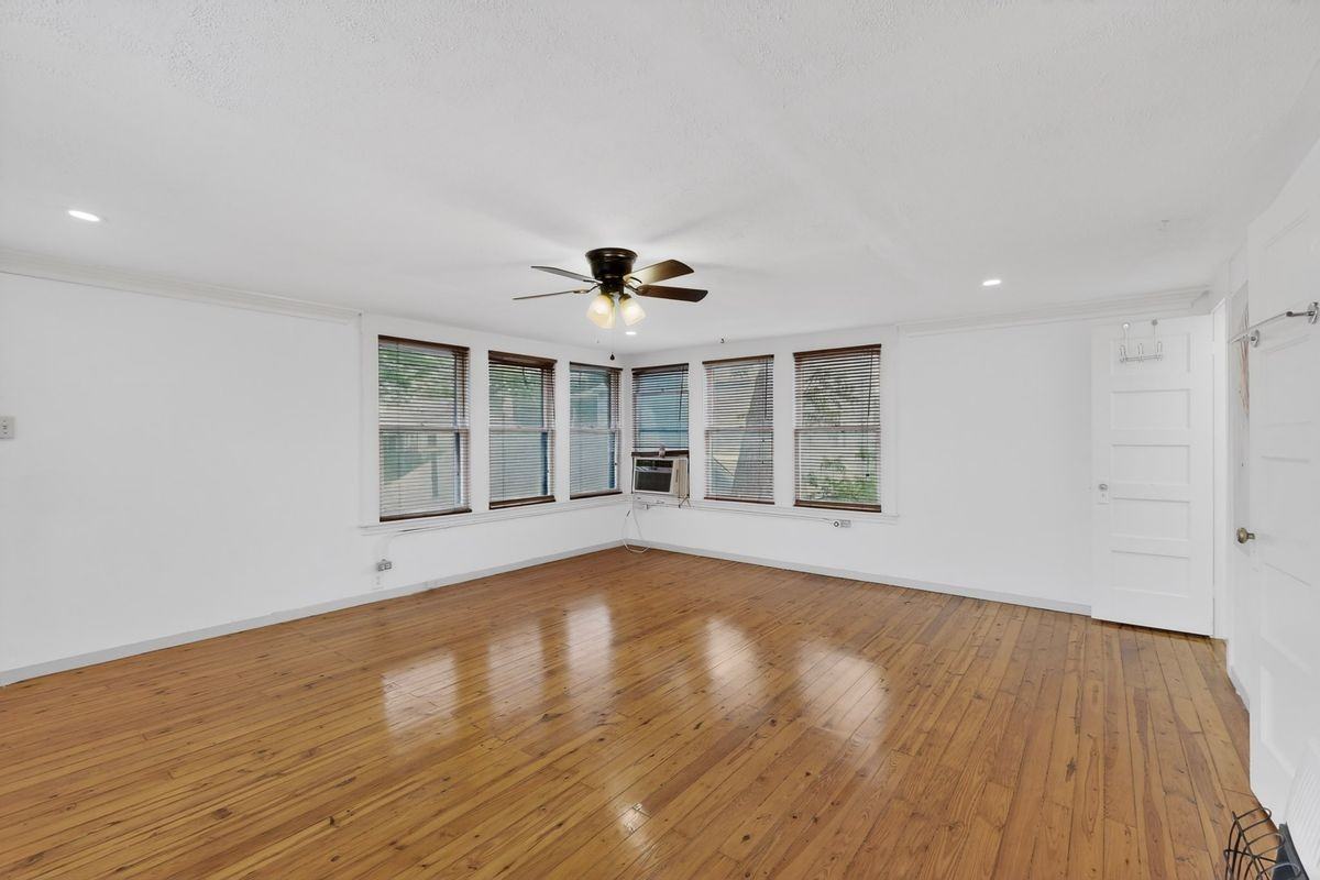 526 W Lynwood Ave - Photo 4 of 26