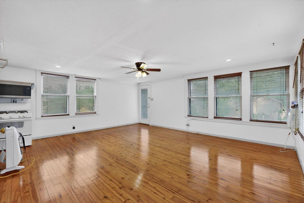 526 W Lynwood Ave - Photo 7 of 26