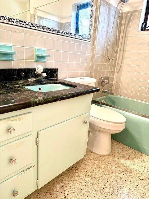 1121 Ne 16th Ter - Photo 3 of 8