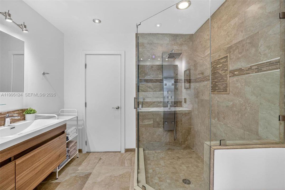 1953 Ne 15th Ave - Photo 3 of 15