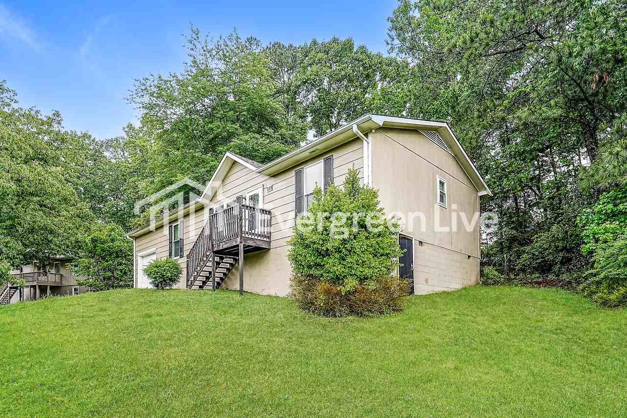 221 Ash Cir - Photo 2 of 15