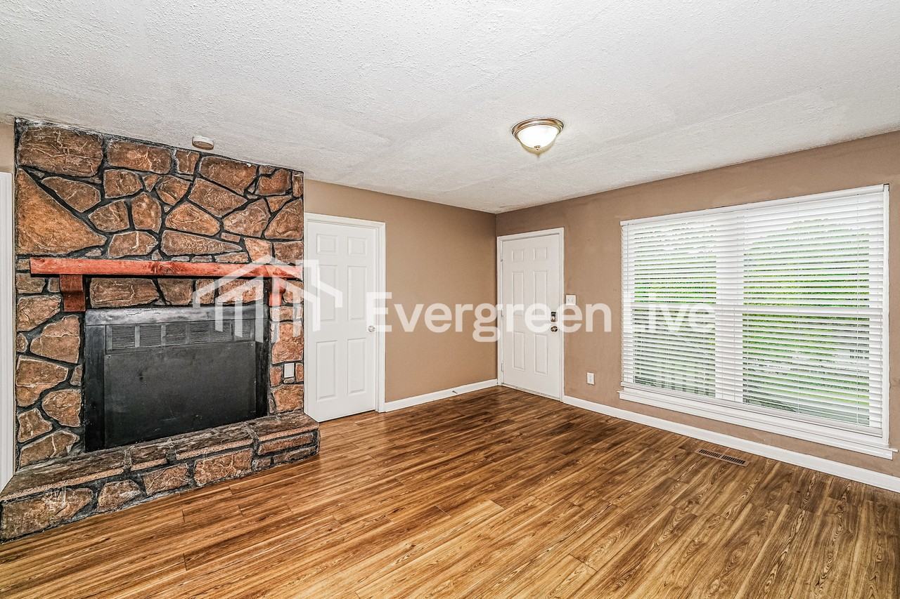 221 Ash Cir - Photo 3 of 15
