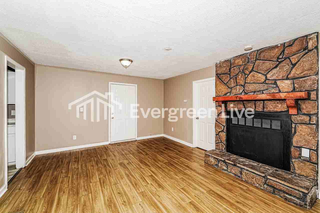 221 Ash Cir - Photo 4 of 15