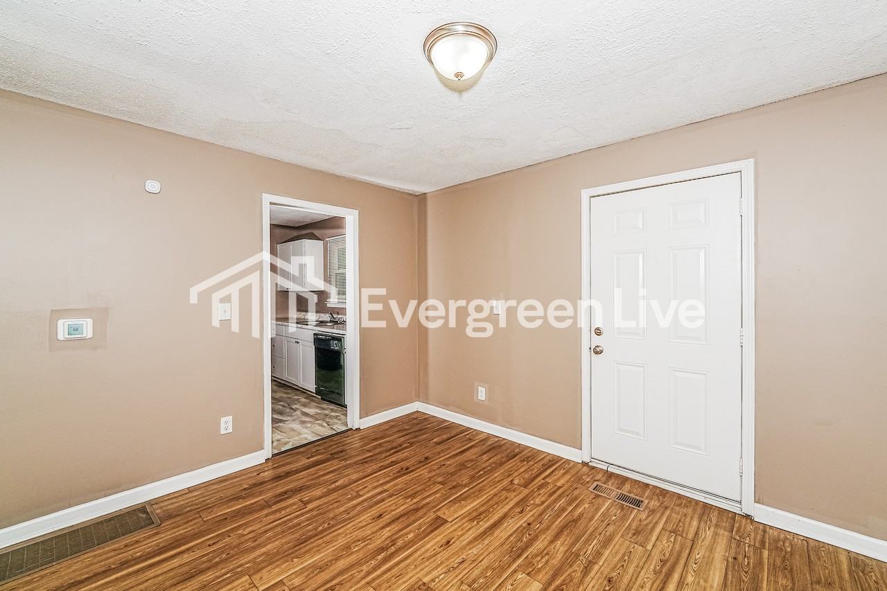 221 Ash Cir - Photo 5 of 15