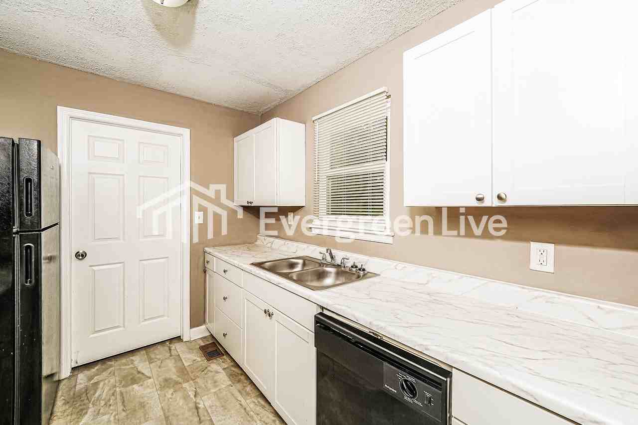 221 Ash Cir - Photo 6 of 15