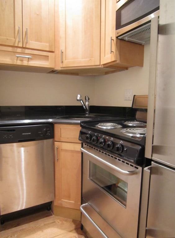 560 Hudson St #4 - Photo 4 of 5