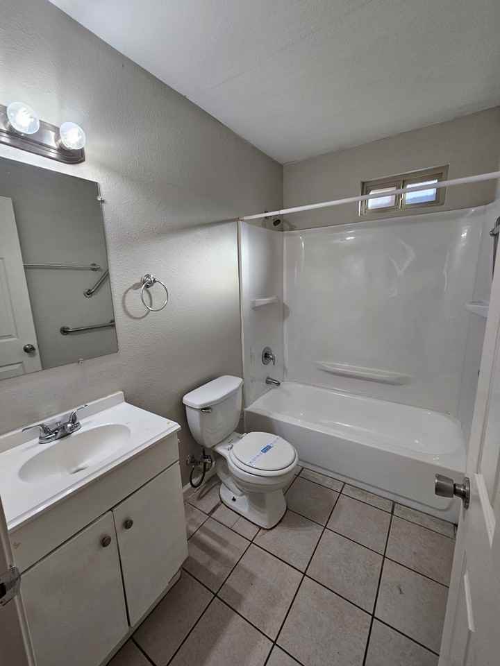 1441 S 14th Ave #4 - Photo 5 of 9