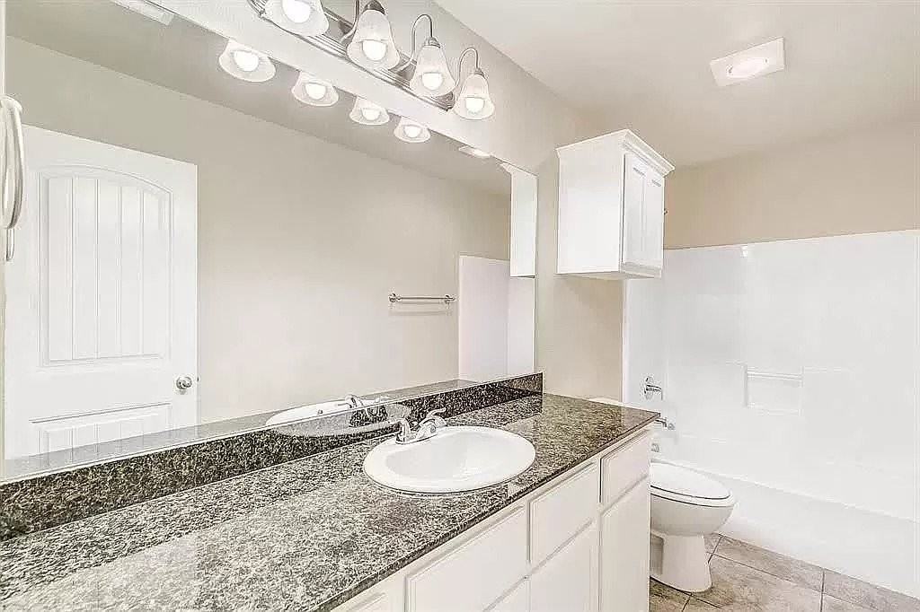 902 Twine St #1 - Photo 7 of 9