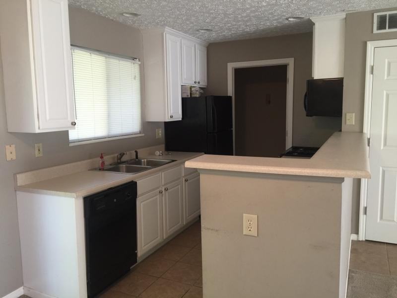 2701 Greystone Dr Apt D - Photo 3 of 9