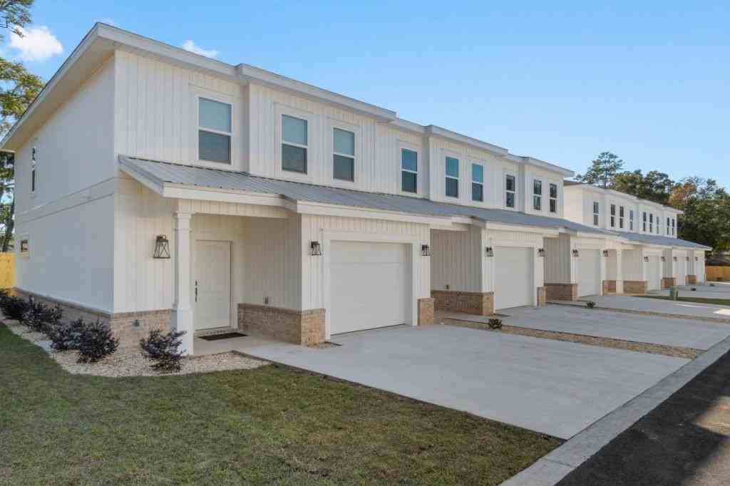 513 Hill Ln - Photo 3 of 19