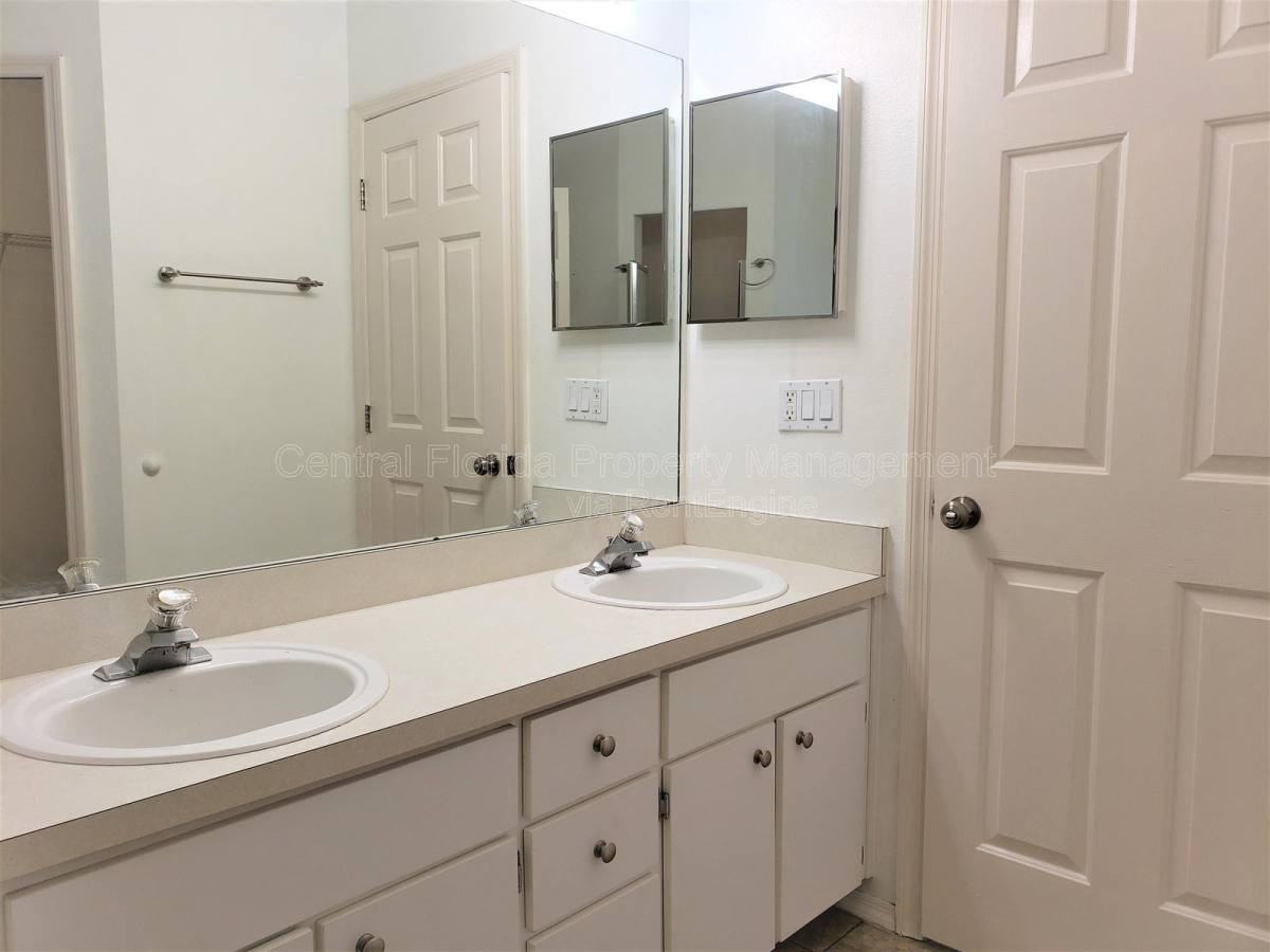 2226 Justin Ave - Photo 2 of 10