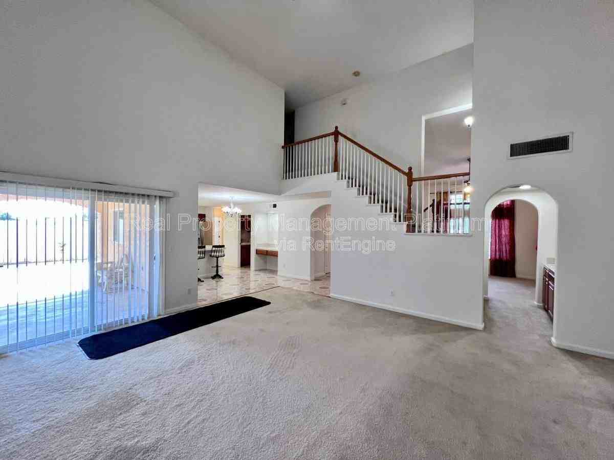 5460 W Ashcroft Ave - Photo 3 of 10