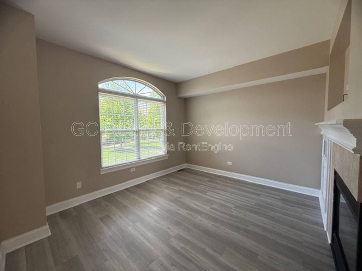 112 Lakeshore Dr - Photo 2 of 10
