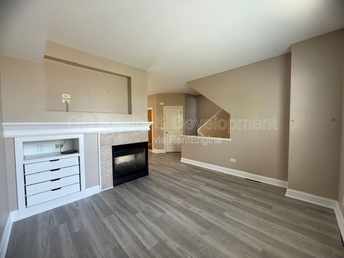 112 Lakeshore Dr - Photo 3 of 10