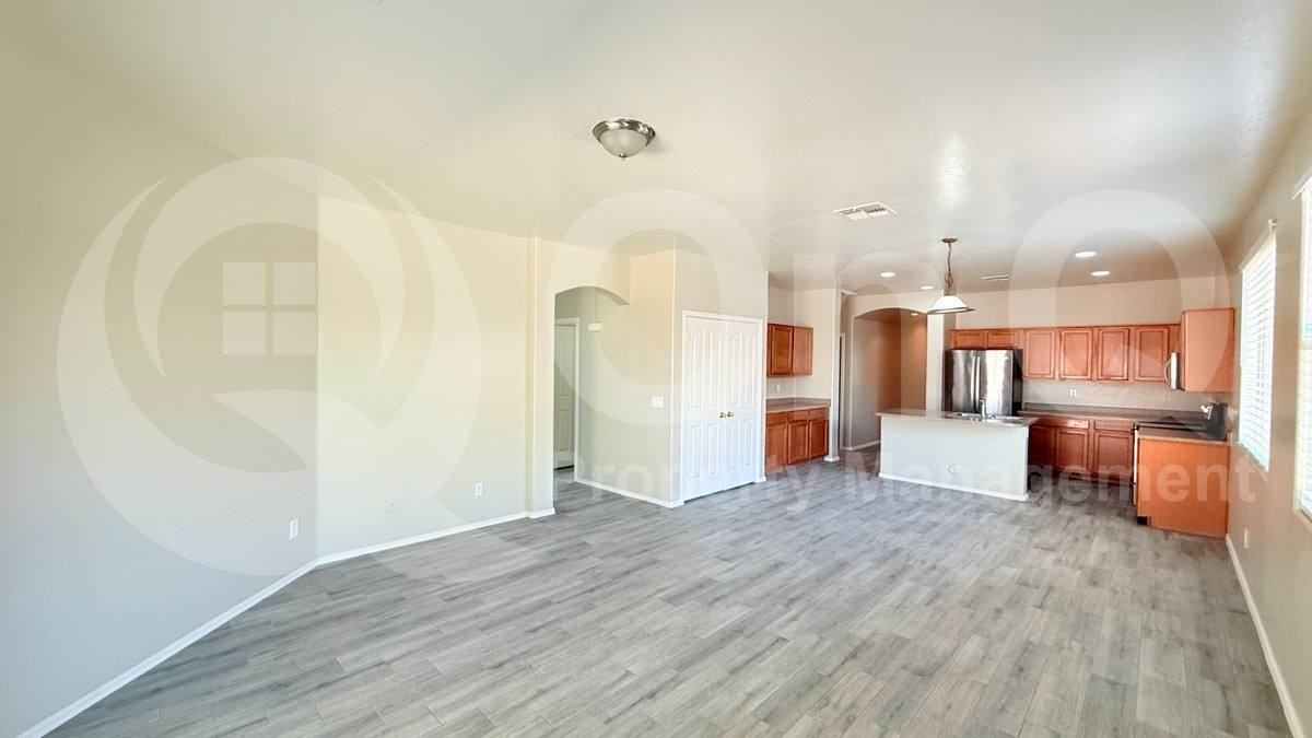 15238 W Jefferson St - Photo 3 of 10