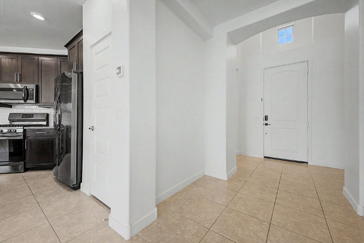 19905 W Devonshire Ave - Photo 4 of 32